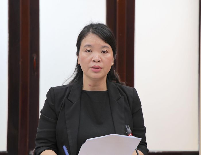 Giám đốc Sở Y tế Huỳnh Thị Phương Duyên báo cáo tình hình triển khai công tác khám sức khỏe định kỳ, khám sàng lọc miễn phí cho người dân