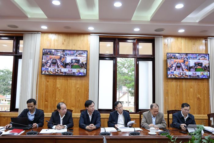 Quang cảnh buổi họp trực tiếp và kết nối trực tuyến đến các xã, phường, đặc khu trên địa bàn tỉnh