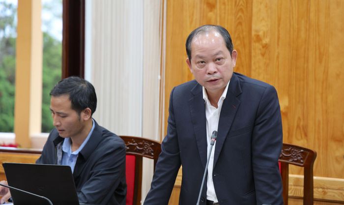 Lãnh đạo Bệnh viện Đa khoa Lâm Đồng trao đổi về công tác phối hợp giữa các cơ sở y tế và ngành giáo dục trong tổ chức khám sức khỏe học sinh