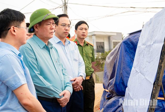 Đồng chí Lê Quốc Chỉnh, Phó Bí thư Tỉnh ủy, Chủ tịch HĐND tỉnh kiểm tra công tác chuẩn bị vật tư, vật liệu PCTT tại Cống Nhâm Tràng. Ảnh: Ngọc Linh