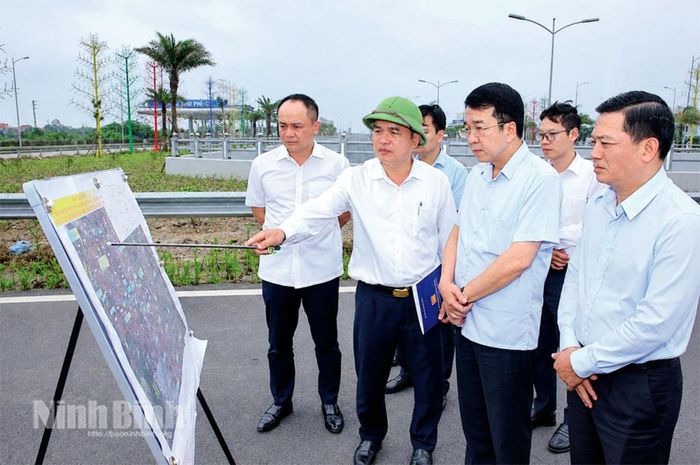 Đồng chí Nguyễn Thanh Bình, Phó Bí thư Tỉnh ủy, Chủ tịch UBND tỉnh nghe lãnh đạo Sở Xây dựng báo cáo về các dự án giao thông trọng điểm trên địa bàn tỉnh Ninh Bình. Ảnh: Anh Tuấn