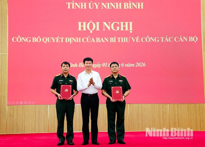Đồng chí Trần Huy Tuấn, Ủy viên Trung ương Đảng, Bí thư Tỉnh ủy trao quyết định cho Đại tá Vũ Văn Định, Chỉ huy trưởng Bộ Chỉ huy Quân sự tỉnh và Đại tá Vũ Trọng Thoan, Chính ủy Bộ Chỉ huy Quân sự tỉnh.
