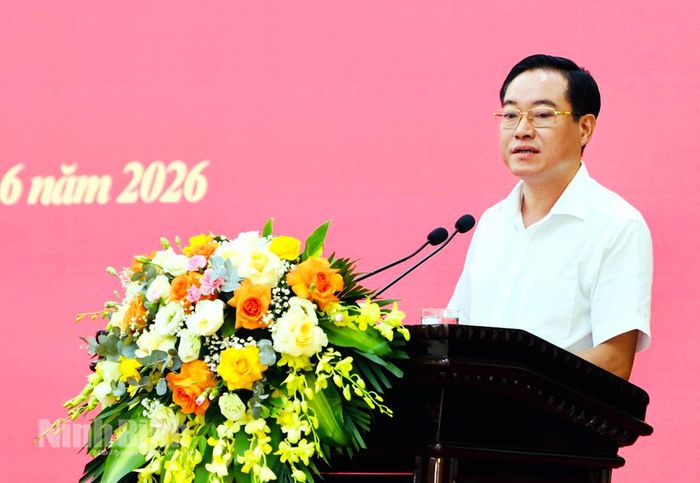 Đồng chí Trần Đức Thuấn, Tỉnh ủy viên, Phó Trưởng ban Thường trực Ban Tổ chức Tỉnh ủy công bố quyết định của Ban Bí thư về công tác cán bộ