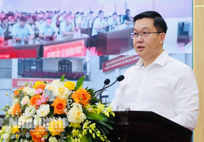 Đồng chí Trần Đăng Quỳnh, Ủy viên dự khuyết Trung ương Đảng, Phó Bí thư Thường trực Tỉnh ủy trình bày tóm tắt dự thảo Báo cáo sơ kết 1 năm vận hành bộ máy của hệ thống chính trị và chính quyền địa phương 2 cấp của Tỉnh ủy.