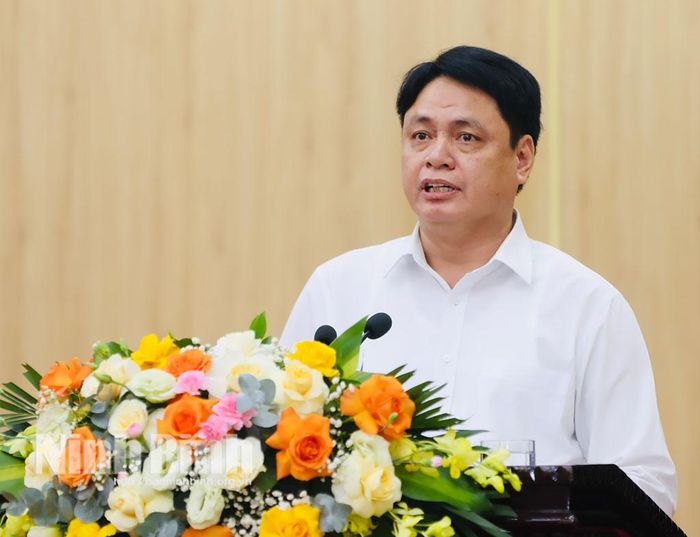 Đồng chí Trần Minh Thắng, Ủy viên Ban Thường vụ Tỉnh ủy, Bí thư Đảng ủy, Chủ tịch HĐND phường Nam Định trình bày tham luận tại hội nghị.