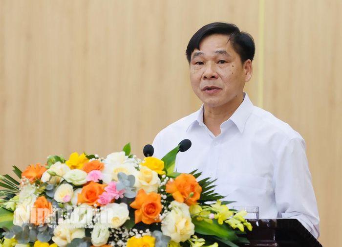 Đồng chí Nguyễn Anh Chức, Ủy viên Ban Thường vụ Tỉnh ủy, Phó Chủ tịch UBND tỉnh trình bày tham luận tại hội nghị.