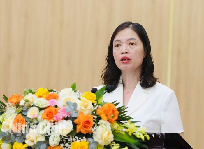 Đồng chí Phạm Thị Phương Hạnh, Tỉnh ủy viên, Giám đốc Sở Y tế trình bày tham luận tại hội nghị.