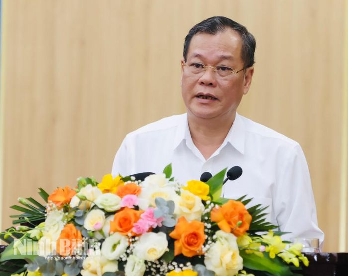 Đồng chí Lê Quốc Chỉnh, Phó Bí thư Tỉnh ủy, Chủ tịch HĐND tỉnh điều hành nội dung tham luận của các đại biểu tại hội nghị.