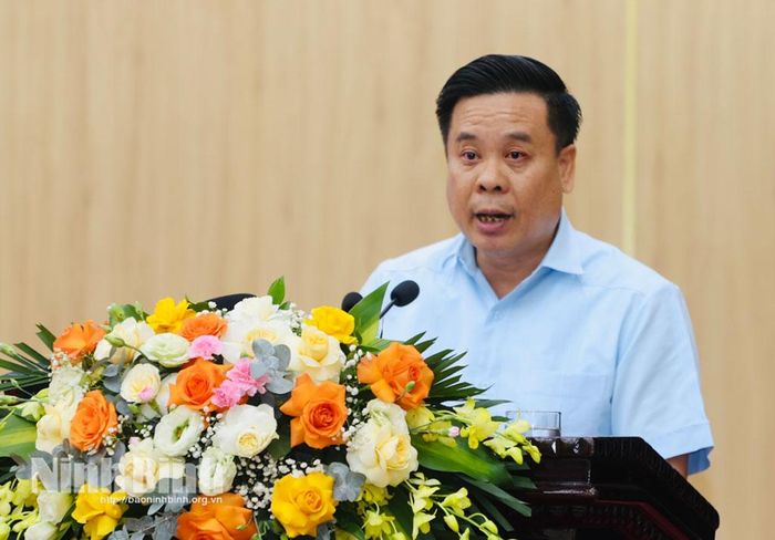 Đồng chí Dương Đức Khanh, Tỉnh ủy viên, Bí thư Đảng ủy, Chủ tịch HĐND xã Yên Khánh trình bày tham luận tại hội nghị.