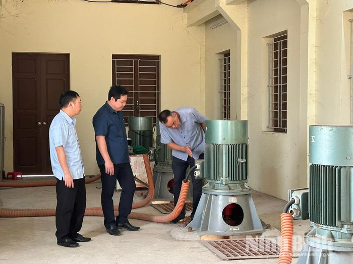 Lãnh đạo xã Gia Tường trực tiếp kiểm tra, đánh giá lại hệ thống trạm bơm tiêu thoát nước phục vụ sản xuất nông nghiệp tại địa phương trước vụ sản xuất mới.