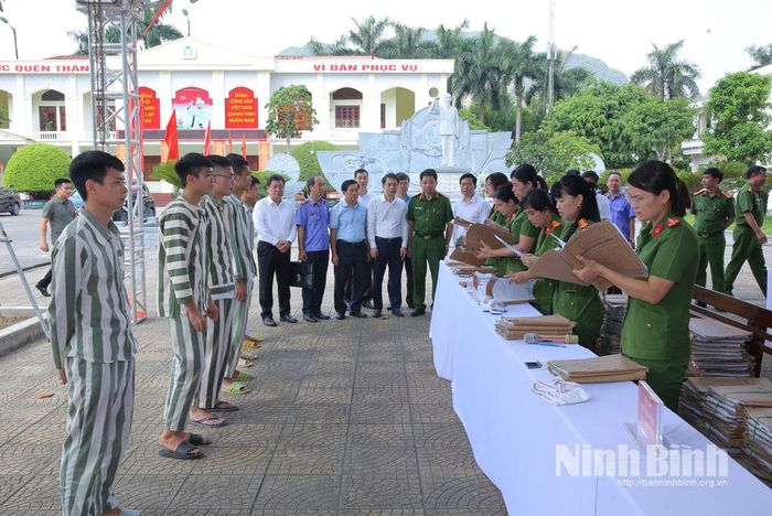 Cán bộ Trại giam Ninh Khánh thực hiện các thủ tục cho phạm nhân được đặc xá trong đợt này. Ảnh: Vũ Tuấn