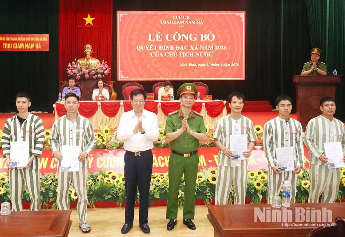 Đồng chí Lê Xuân Huy, Tỉnh ủy viên, Phó Chủ tịch HĐND tỉnh và lãnh đạo Trại giam Nam Hà trao Giấy chứng nhận đặc xá và thẻ căn cước cho phạm nhân được đặc xá trong đợt này. Ảnh: Lê Dũng