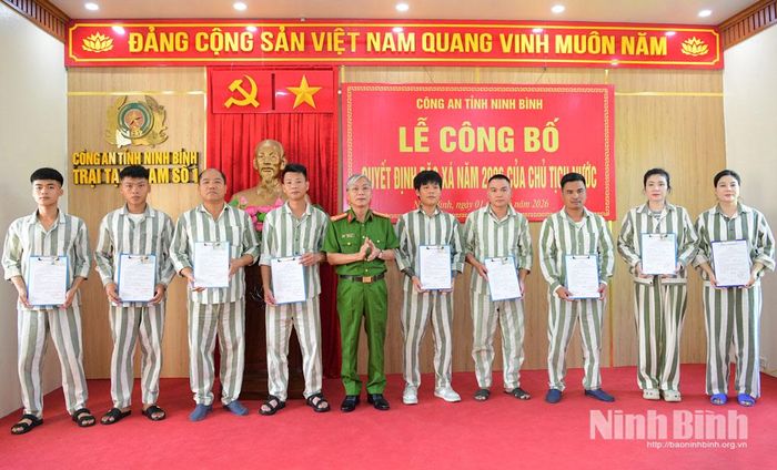 Đồng chí Đại tá Kiều Hữu Tuyển, Phó Giám đốc Công an tỉnh trao Giấy chứng nhận đặc xá và thẻ căn cước cho phạm nhân được đặc xá. Ảnh: Nguyễn Giang