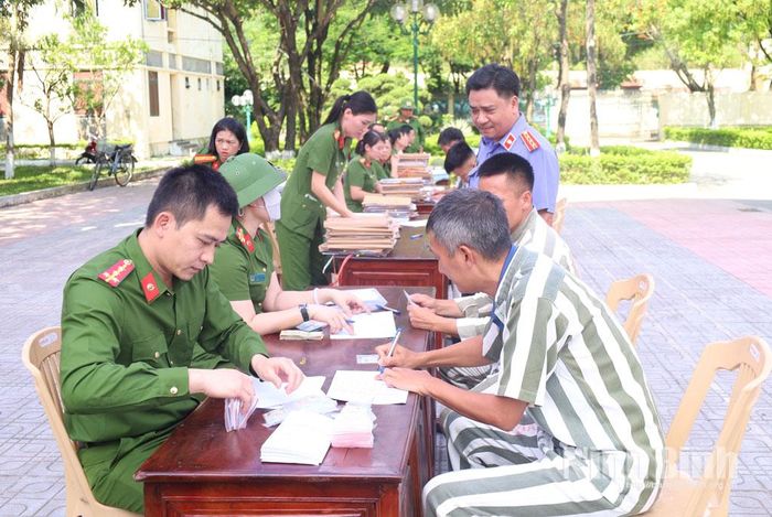 Cán bộ Trại giam Nam Hà thực hiện các thủ tục cho phạm nhân được đặc xá đợt này. Ảnh: Lê Dũng