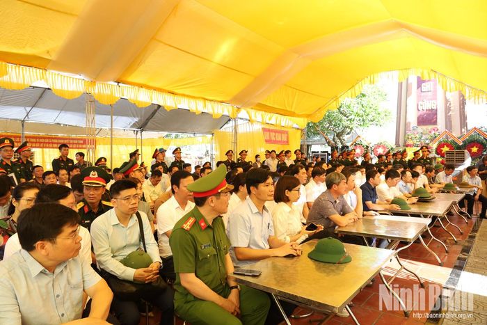Đại diện các ngành chức năng và 129 xã, phường trên địa bàn tỉnh theo dõi quá trình làm trước lấy mẫu, bàn giao mẫu tại Nghĩa trang liệt sĩ Yên Phương (xã Phong Doanh).