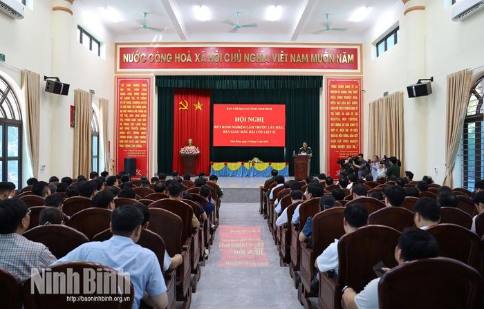 Toàn cảnh hội nghị rút kinh nghiệm công tác lấy mẫu hài cốt liệt sĩ phục vụ giám định ADN, xác định danh tính liệt sĩ tại xã Phong Doanh.