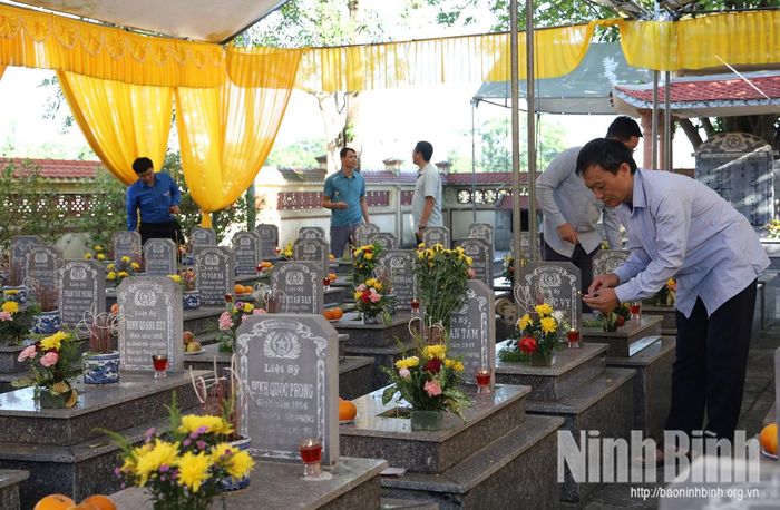 Ông Đỗ Đức Huấn thắp nén tâm nhang tại phần mộ Liệt sĩ Đỗ Đức Vị ở Nghĩa trang liệt sĩ Yên Phương (xã Phong Doanh), gửi gắm mong mỏi sớm tìm được hài cốt của cha.
