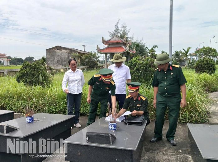 Cán bộ Ban Chỉ huy Quân sự phường Mỹ Lộc phối hợp kiểm tra thực địa, cập nhật dữ liệu phục vụ Chiến dịch 500 ngày đêm.