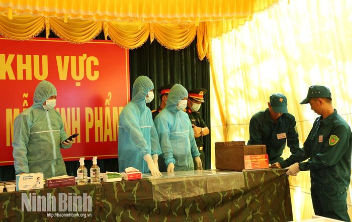 Cán bộ lực lượng quân y thực hiện lấy mẫu hài cốt liệt sĩ tại Nghĩa trang liệt sĩ Yên Phương phục vụ giám định ADN.