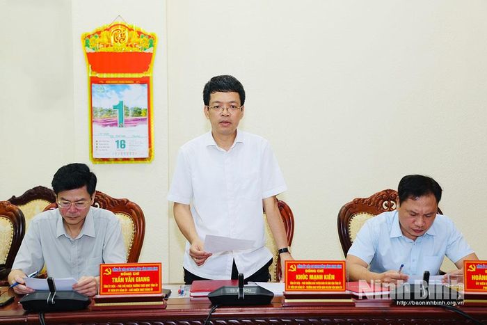 Đồng chí Khúc Mạnh Kiên, Tỉnh ủy viên, Phó Trưởng Ban Tuyên giáo và Dân vận Tỉnh ủy, Ủy viên Ban Thường vụ Đảng ủy, Trưởng Ban Tuyên giáo và Dân vận Đảng ủy phát biểu tại hội nghị.