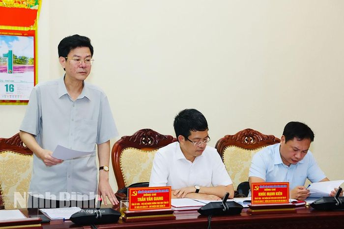 Đồng chí Trần Văn Giang, Tỉnh ủy viên, Phó Chủ nhiệm Thường trực Ủy ban Kiểm tra Tỉnh ủy, Ủy viên Ban Thường vụ Đảng ủy, Chủ nhiệm Ủy ban Kiểm tra Đảng ủy phát biểu tại hội nghị.