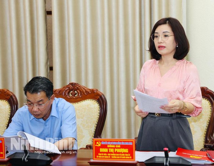 Đồng chí Đinh Thị Phượng, Tỉnh ủy viên, Phó Trưởng Ban Tổ chức Tỉnh ủy , Ủy viên Ban Thường vụ Đảng ủy, Trưởng Ban Tổ chức Đảng ủy phát biểu tại hội nghị.