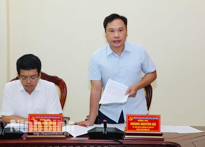 Đồng chí Hoàng Nguyên Dự, Ủy viên Ban Thường vụ Tỉnh ủy, Phó Bí thư Thường trực Đảng ủy các cơ quan Đảng tỉnh phát biểu tại hội nghị.