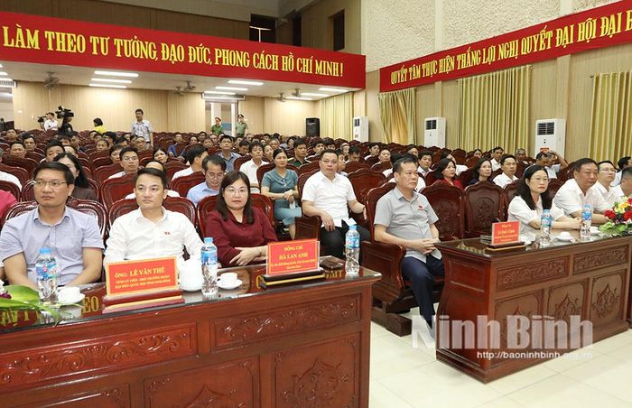 Đồng chí Lê Quốc Chỉnh, Phó Bí thư Tỉnh ủy, Chủ tịch HĐND tỉnh và các đạibiểu dự buổi tiếp xúc cử tri.