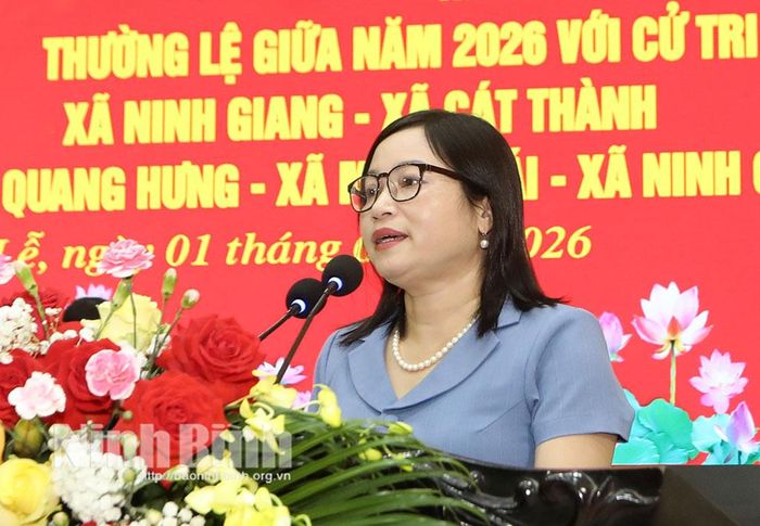 Đại biểu cử tri xã Ninh Giang phát biểu kiến nghị tại buổi tiếp xúc cử tri.