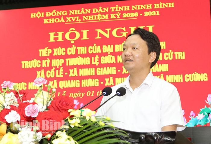Đồng chí Nguyễn Quang Thạo, Bí thư Đảng ủy, Chủ tịch HĐND xã Cổ Lễ phátbiểu tại buổi tiếp xúc cử tri.