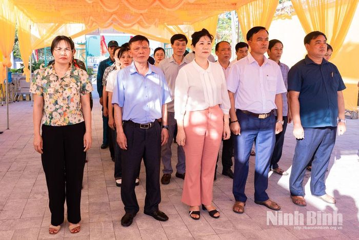 Các đại biểu dự lễ dâng hương tại Nghĩa trang liệt sĩ Khánh Công. Ảnh: Ngọc Linh