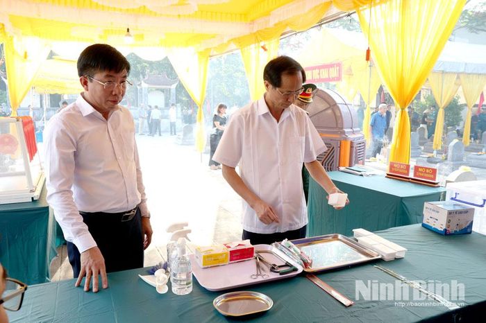 Các đồng chí lãnh đạo phường kiểm tra cơ sở vật chất phục vụ lấy mẫu. Ảnh: Minh Quang