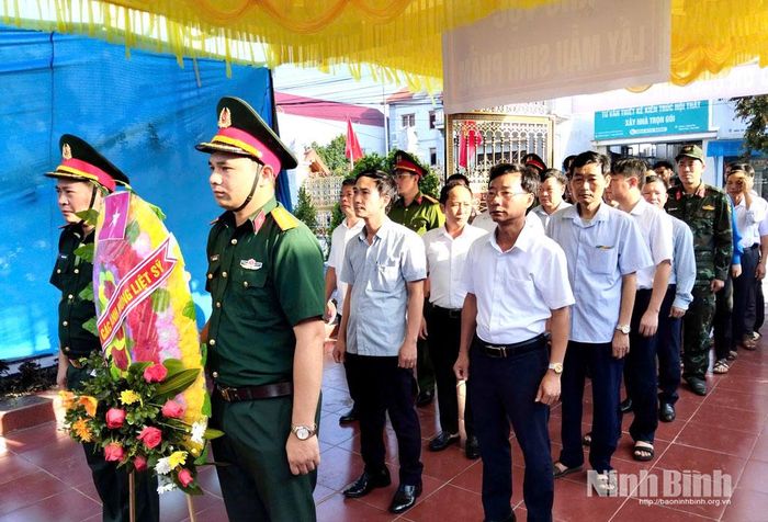 Đoàn đại biểu xã Hồng Phong dâng hương tại Nghĩa trang Liệt sĩ Nghĩa Phú. Ảnh: Khánh Dũng