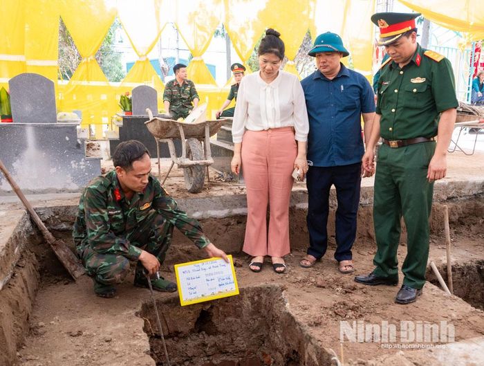 Triển khai công tác lấy mẫu hài cốt liệt sĩ chưa xác định được thông tin tại Nghĩa trang liệt sĩ Khánh Công. Ảnh: Ngọc Linh