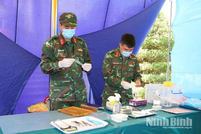Lực lượng chức năng chuẩn bị các dụng cụ thực hiện lấy mẫu hài cốt liệt sỹ chưa xác định thông tin tại Nghĩa trang Liệt sỹ Nghĩa Phú. Ảnh: Khánh Dũng