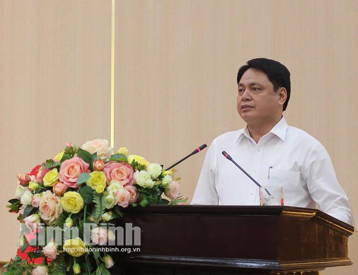 Đồng chí Trần Minh Thắng, Ủy viên Ban Thường vụ Tỉnh ủy, Bí thưĐảng ủy, Chủ tịch HĐND phường Nam Định phát biểu tiếp thu, giải trình kiếnnghị của cử tri tại hội nghị. Ảnh: Thành Trung
