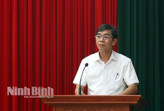 Cử tri xã Bình Mỹ nêu ý kiến tại hội nghị. Ảnh: Lê Dũng