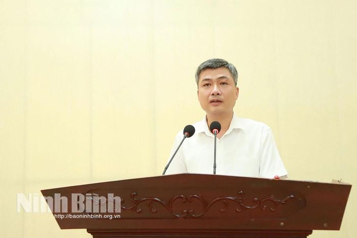 Đồng chí Phạm Duy Hưng, Ủy viên Ban Thường vụ Tỉnh ủy, Chánh Văn phòngTỉnh ủy phát biểu tại hội nghị. Ảnh: Hồng Ngọc
