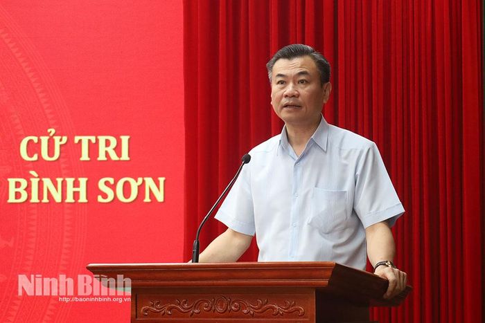 Đồng chí Trương Công Khải, Tỉnh ủy viên, Phó Bí thư Đảng ủy UBND tỉnh phát biểu tiếp thu, trả lời kiến nghị của cử tri. Ảnh: Lê Dũng