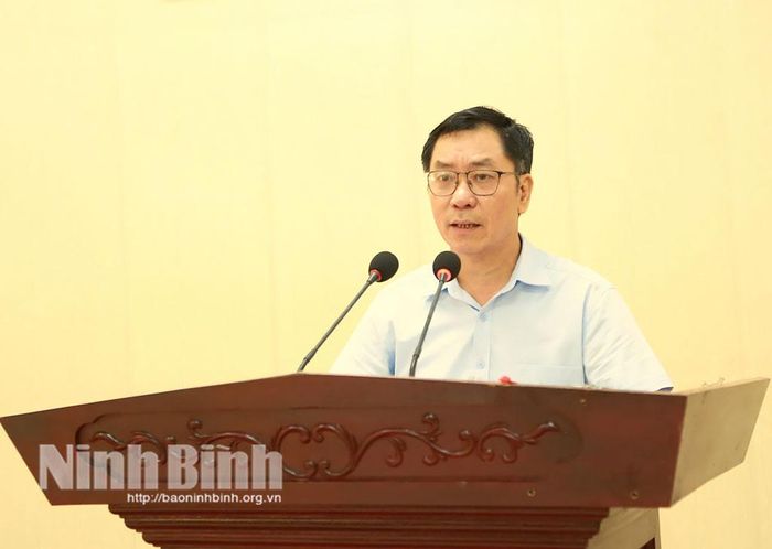 Đồng chí Phạm Văn Sơn, Tỉnh ủy viên, Bí thư Đảng ủy, Chủ tịch HĐND xãNam Trực báo cáo kết quả giải quyết các ý kiến, kiến nghị của cử tri gửi kỳhọp trước. Ảnh: Hồng Ngọc