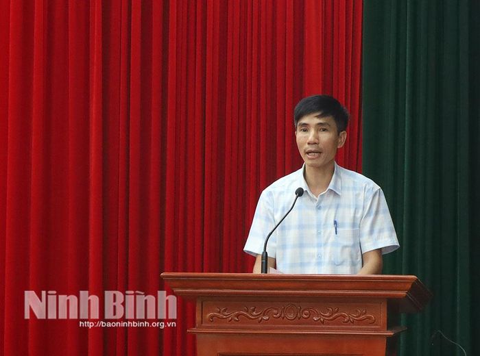 Cử tri xã Bình Lục nêu ý kiến tại hội nghị. Ảnh: Lê Dũng
