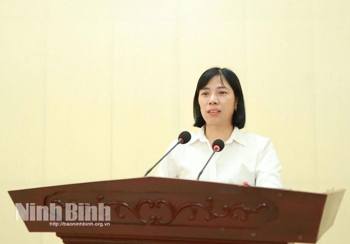 Cử tri nêu ý kiến tại hội nghị. Ảnh: Hồng Ngọc
