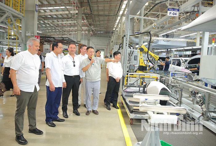Đoàn tham quan Nhà máy sản xuất ô tô Hyundai Thành Công.
