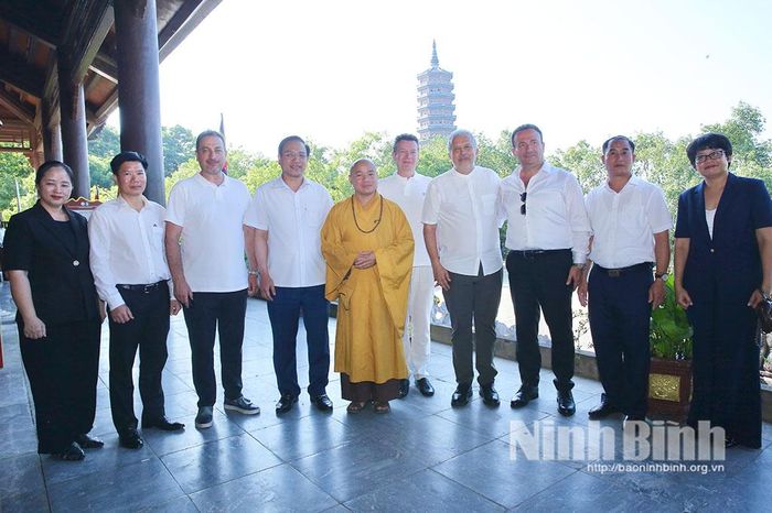 Đoàn chụp ảnh lưu niệm tại chùa Bái Đính.