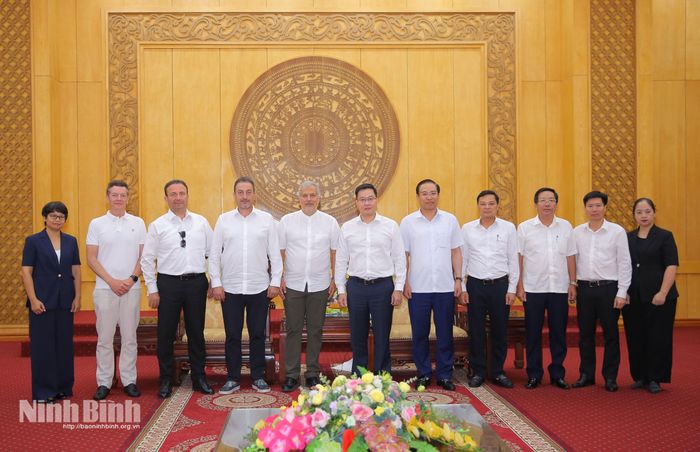 Các đại biểu chụp ảnh lưu niệm.