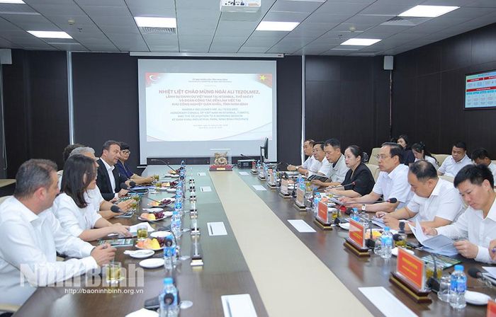 Đồng chí Đặng Thanh Sơn, Ủy viên Ban Thường vụ Tỉnh ủy, Phó Chủ tịch UBND tỉnh làm việc với Đoàn công tác tại Nhà máy sản xuất ô tô Hyundai Thành Công (KCN Gián Khẩu).