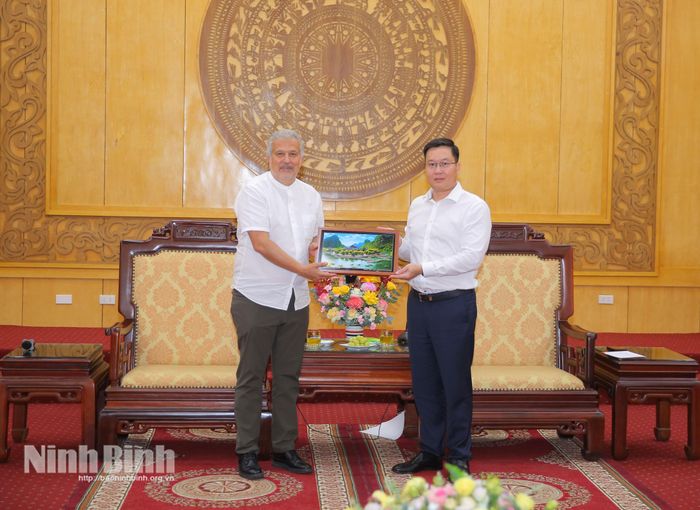 Đồng chí Trần Đăng Quỳnh, Ủy viên dự khuyết Trung ương Đảng, Phó Bí thư Thường trực Tỉnh ủy tặng quà lưu niệm cho ngài Ali Tezolmez, Lãnh sự danh dự Việt Nam tại Istanbul (Thổ Nhĩ Kỳ).