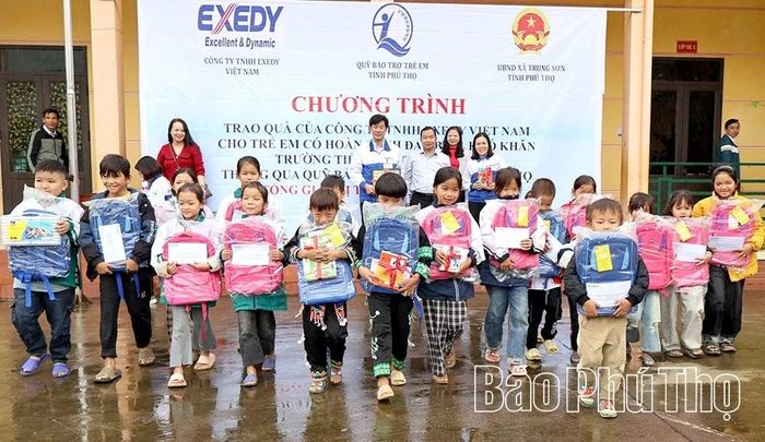 Các cơ quan, đơn vị tặng quà cho trẻ em có hoàn cảnh khó khăn ở xã Trung Sơn.