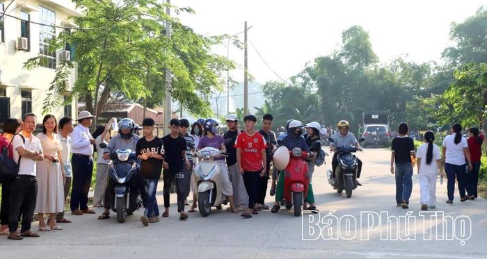 Các phụ huynh đồng hành cùng con em trong kỳ thi vào lớp 10 tại Hội đồng coi thi trường THPT Kim Bôi.