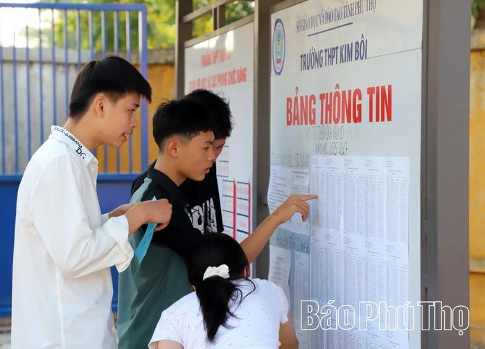 Các thí sinh tranh thủ kiểm tra lại số báo danh, phòng thi trước khi bước vào môn thi đầu tiên.